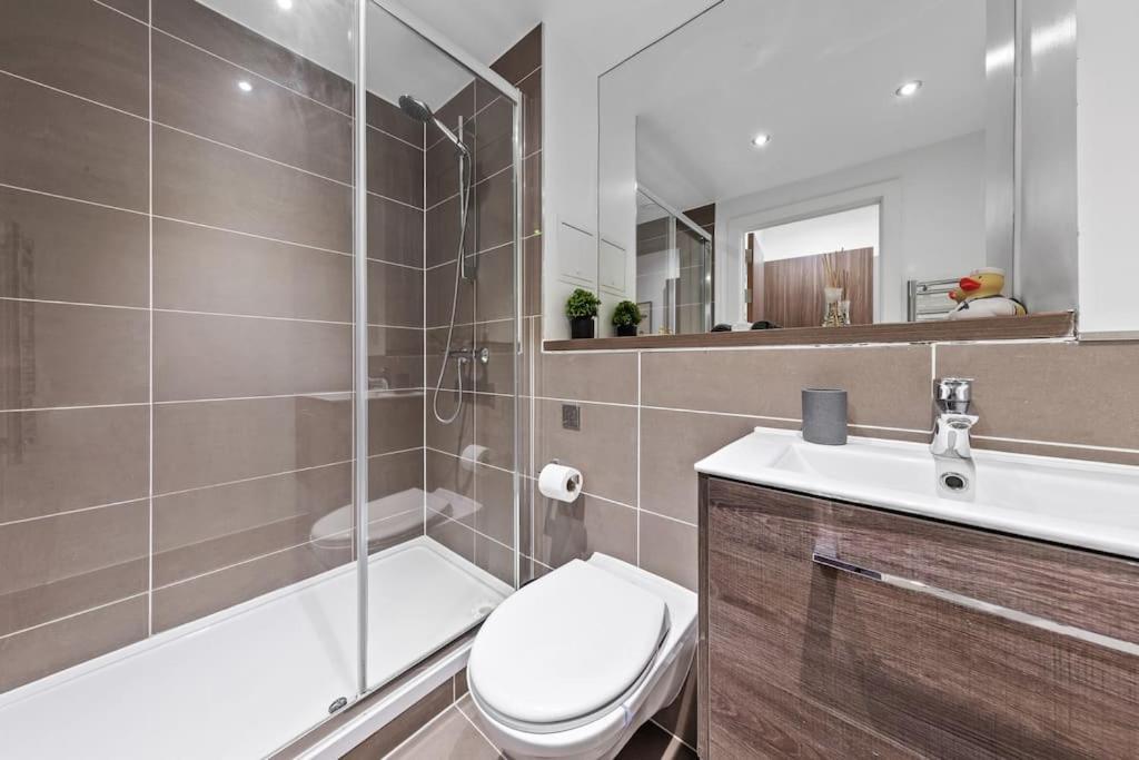 Ferienwohnung Sleep 7 20 Mins From London Waterloo Bp8 Exterior foto