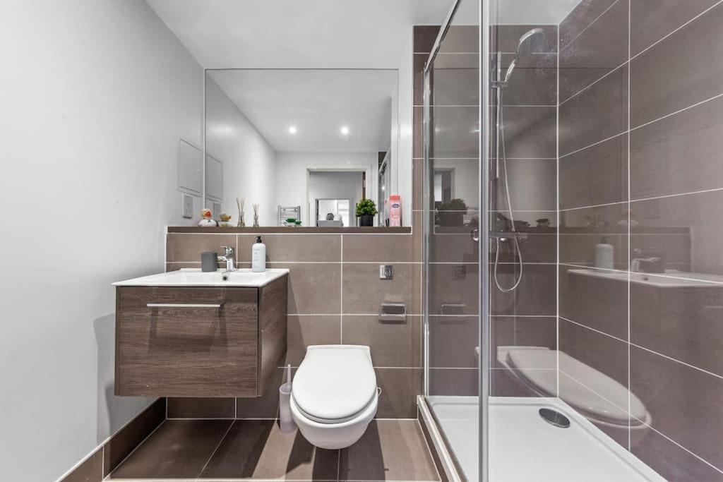 Ferienwohnung Sleep 7 20 Mins From London Waterloo Bp8 Exterior foto