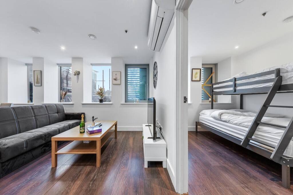 Ferienwohnung Sleep 7 20 Mins From London Waterloo Bp8 Exterior foto
