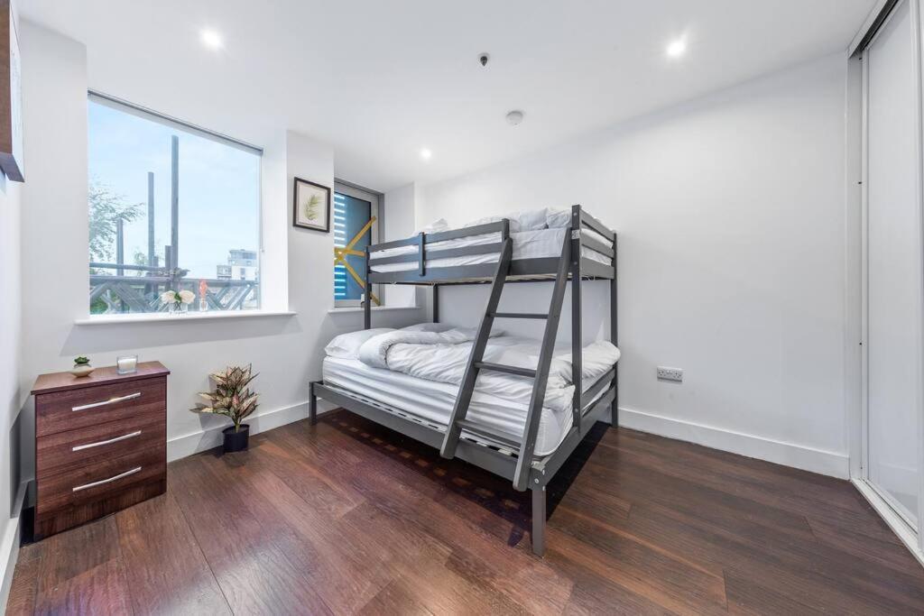 Ferienwohnung Sleep 7 20 Mins From London Waterloo Bp8 Exterior foto