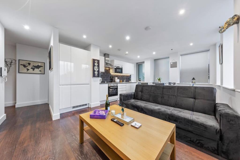 Ferienwohnung Sleep 7 20 Mins From London Waterloo Bp8 Exterior foto